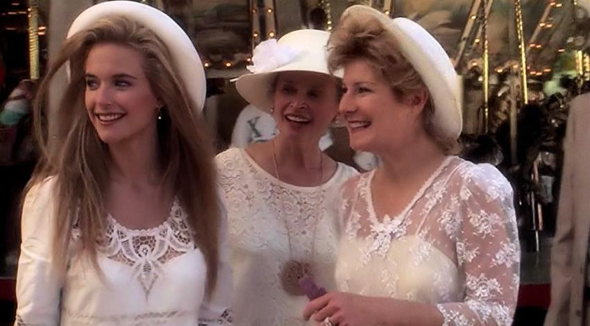 Kelly Preston, Bonnie Bartlett, Chloe Webb | "Twins" (1988)