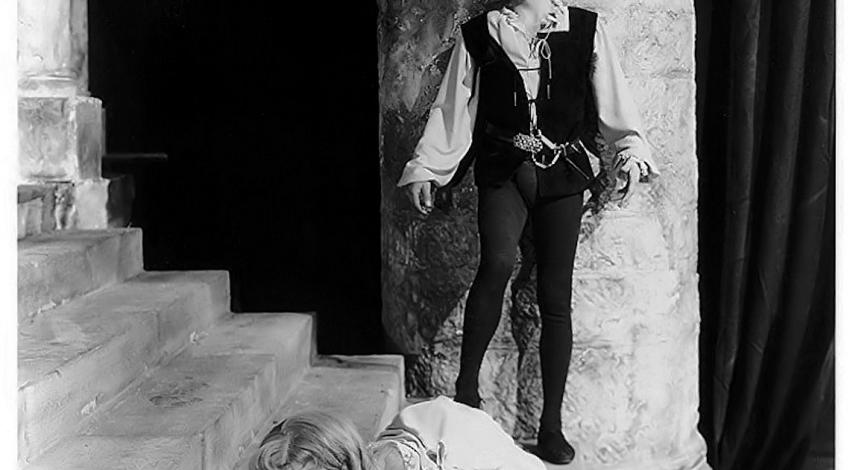 Laurence Olivier, Jean Simmons | "Hamlet" (1948) *